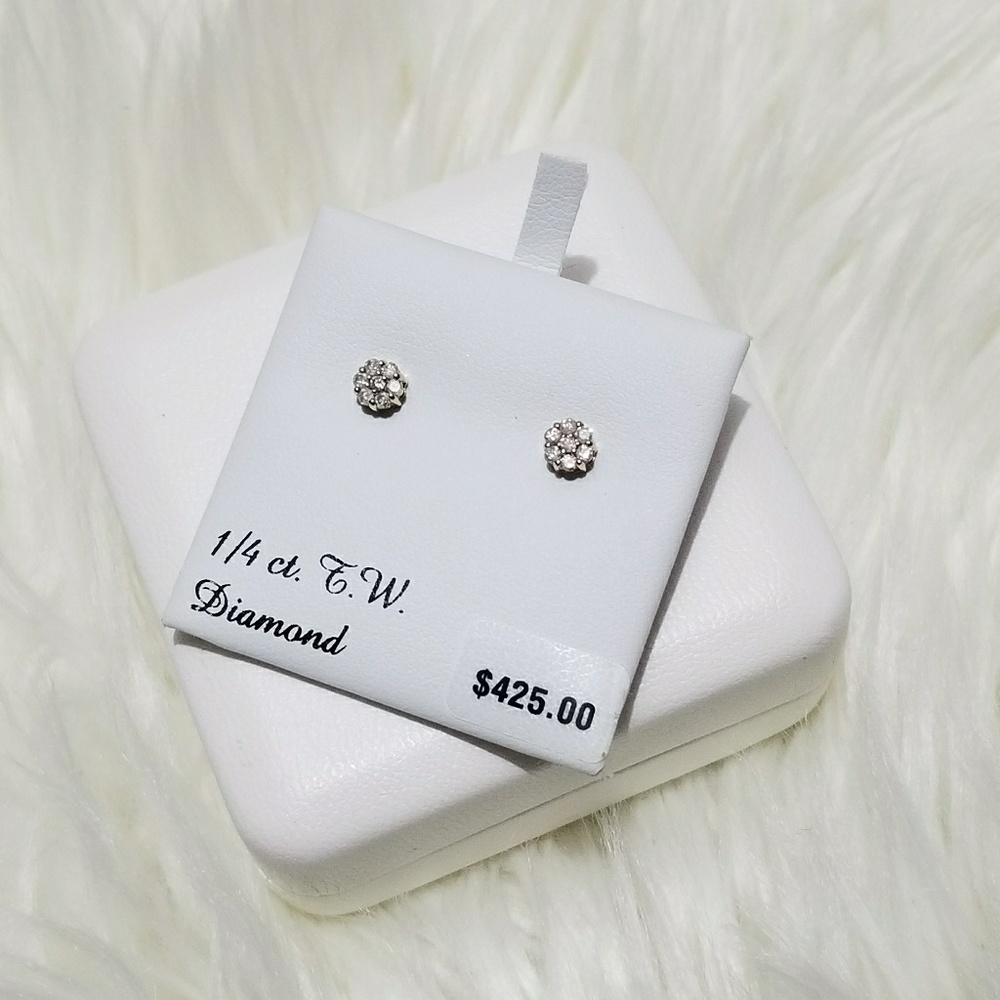 🔥SALE🔥 💎1/4 carat diamond cluster earrings💎